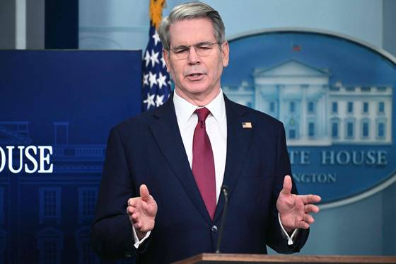 스콧 베센트 미국 재무장관이 29일(현지시간) 워싱턴 DC 백악관에서 도널드 트럼프 대통령 취임 100일 경제 성과에 대해 브리핑하고 있다. AFP=연합뉴스