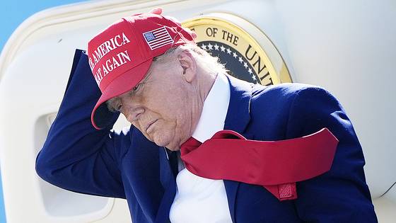 도널드 트럼프 대통령이 29일(현지시간) 미시간주 해리슨타운십에 위치한 셀프리지 공군주방위기지에 전용기 에어포스원을 타고 도착했다. AP=연합뉴스