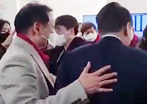 건진법사 전성배씨는 대통령실 인사 개입과 2022년 지방선거 공천 개입 등에 연루됐다는 의혹을 받는다. 유튜브 캡처