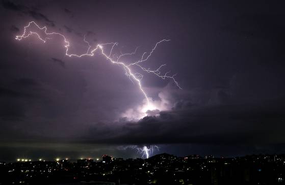 저기압대가 통과하며 대기가 불안정한 지난해 8월 16일 자정 제주시 오라2동에서 바라본 동쪽 하들에 밤하늘을 밝히는 번개가 치고 있다. 뉴시스