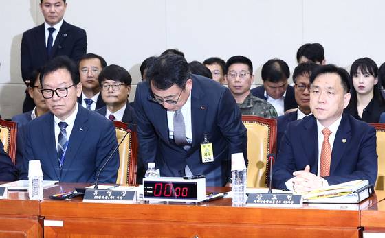 유영상 SK텔레콤 대표(가운데)가 30일 오전 서울 여의도 국회에서 열린 과학기술정보방송통신위원회 방송통신분야 청문회에 출석해 인사하고 있다. 뉴스1