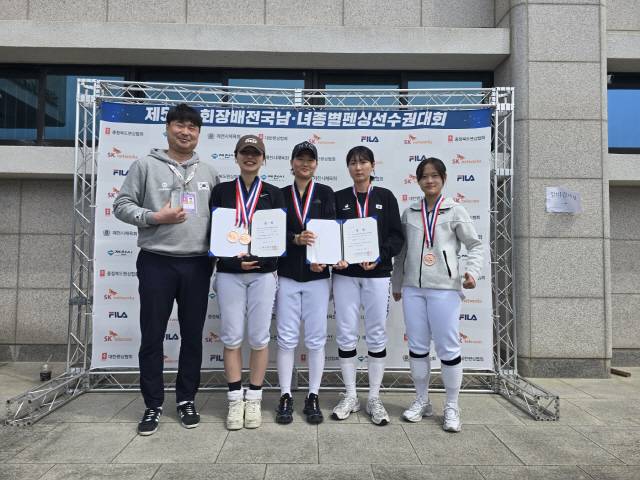 제54회 회장배 전국남녀종별펜싱선수권대회 사브르 3위를 차지한 양구군청 선수들.