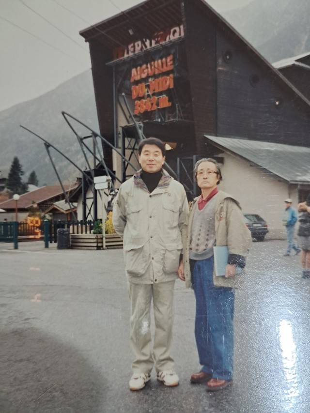 유럽 스케치 여행을 함께 떠난 이계진 전 국회의원(왼쪽)과 고 한인현 화백. 이계진 전 의원 제공.