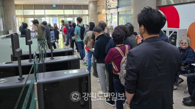 ▲ SKT 원주 단계지점에는 29일 유심교체를 원하는 가입자 50여명이 줄을 서 기다리고 있었다.