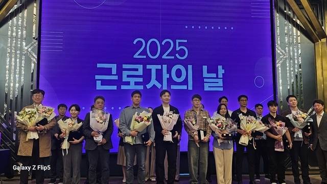 ▲ 한국노총 원주횡성지부(의장 김재중)은 30일 원주 빌라드 아모르에서 노·사·정 대표, 근로자, 시민 등 200여명이 참석한 가운데 2025년 근로자의 날 기념식을 개최했다.