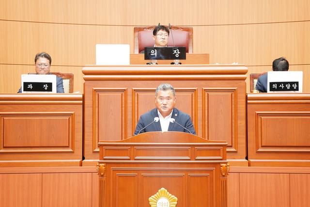 ▲ 양구군의회 제305회 임시회가 30일, 7일간의 의사일정으로 폐회된 가운데 조돈준 군의원이 7분발언을 하고 있다.