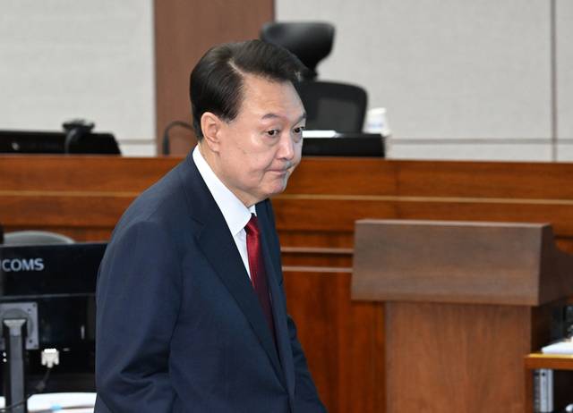 ▲ 윤석열 전 대통령이 지난 21일 서울 서초구 서울중앙지법에서 열린 내란 우두머리 혐의 형사재판 2차 공판에 출석하고 있다. 연합뉴스