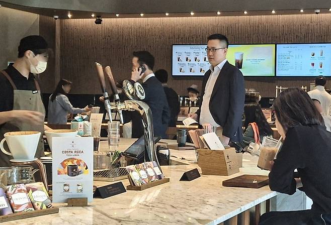 면담 장소 인근 카페에서 포착된 한화그룹 삼 형제