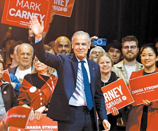 < 승리한 카니 총리 > 마크 카니 캐나다 총리가 29일 온타리오주 오타와 자유당 본부에서 지지자에게 인사하고 있다. 전날 치러진 캐나다 총선에서 카니 총리가 이끄는 집권 자유당이 승리해 정권 연장에 성공했다. 그는﻿ “의회 내 모든 정당과 건설적으로 협력하기를 기대한다”고 말했다.  로이터연합뉴스