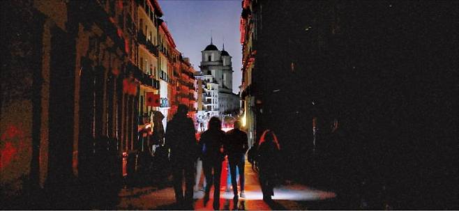 대규모 정전이 발생한 스페인 마드리드에서 28일(현지시간) 시민들이 밤길을 걷고 있다. ﻿  AFP연합뉴스