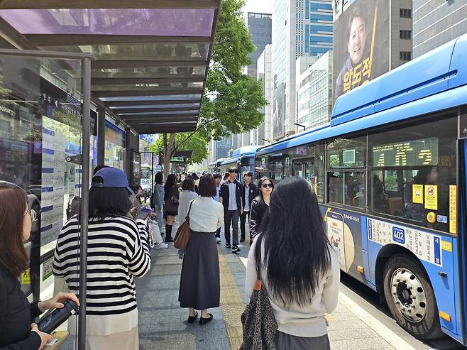 30일 오전 강남역 앞 버스정류장. /사진=김영리 기자