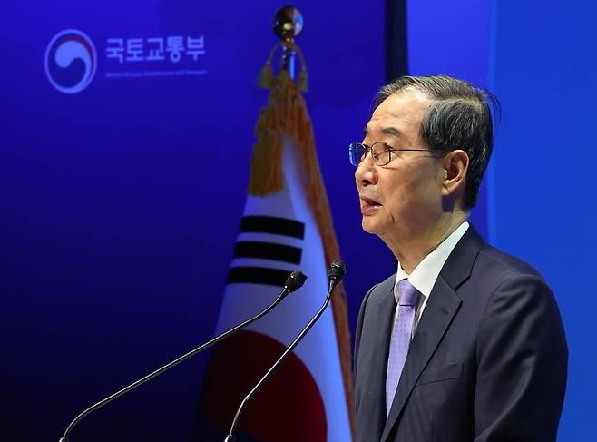 한덕수 대통령 권한대행 국무총리가 29일 오후 서울 강남구 건설회관에서 열린 '해외건설 1조 달러 수주 및 60주년 기념식'에서 격려사를 하고 있다./ 사진=연합뉴스