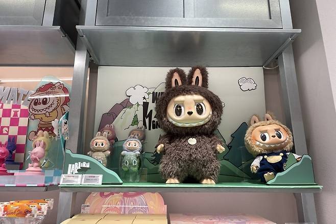 중국 베이징 차오양구에 있는 한 팝마트 매장에 라부부 제품들이 진열돼 있다. 베이징=김은정 특파원