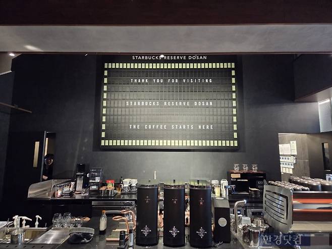 스타벅스 리저브 도산점 1층 내부 중앙에 있는 플리커보드./사진=박수림 기자