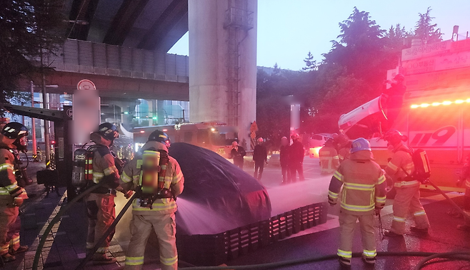 30일 새벽 부산 개금동에서 도로 위 쇳덩이에 부딪힌 전기차 택시에 화재가 발생, 전소됐다. 부산경찰청 제공