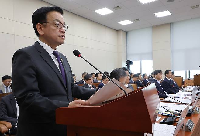 최상목 부총리 겸 기획재정부 장관이 30일 국회 기획재정위원회 전체회의에서 현안보고를 하고 있다. 연합뉴스