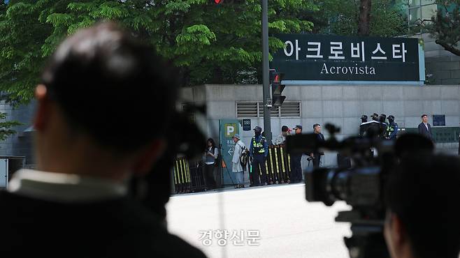 검찰이 윤석열 전 대통령 부부 사저를 압수수색한 30일 서울 서초구 윤 전 대통령 사저 앞에서 취재진들이 대기하고 있다. 정효진 기자