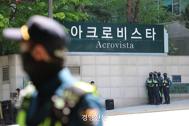 경찰이 30일 서울 서초구 윤석열 전 대통령 사저 앞에서 경계 근무를 서고 있다. 정효진 기자