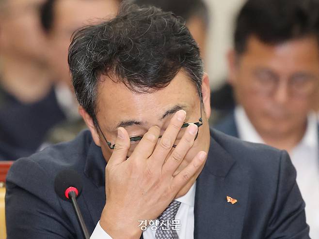 유영상 SK텔레콤 대표가 30일 국회 과학기술정보방송통신위원회 청문회에서 무거운 표정을 짓고 있다. 박민규 선임기자