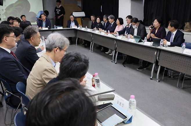 교육부·의대학장단 간담회 김홍순 교육부 의대교육지원관(오른쪽 열 앞에서 두번째)이 30일 서울 종로구 서울대학교 치과병원에서 열린 교육부·의대학장단 간담회에 참석해 발언하고 있다. 연합뉴스