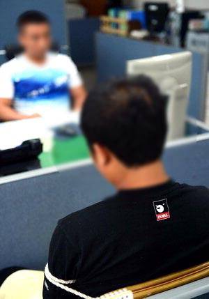 2013년 범행 당시 부산 금정경찰서에서 피의자 조사를 받고 있는 이모 씨 모습. 국제신문 DB