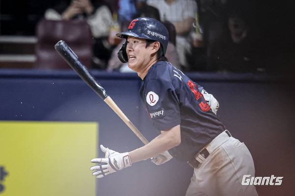 30일 서울 고척스타디움에서 열린 키움과 3연전 두 번째 경기에서 롯데 나승엽이 홈런을 친 후 타구를 응시하고 있다. 롯데 자이언츠 제공