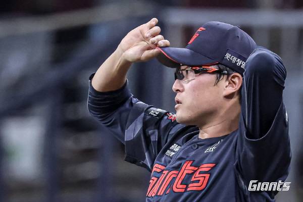 30일 서울 고척스타디움에서 열린 키움과 3연전 두 번째 경기에 등판한 롯데 선발 박세웅이 마운드에서 모자를 매만지고 있다. 롯데 자이언츠 제공