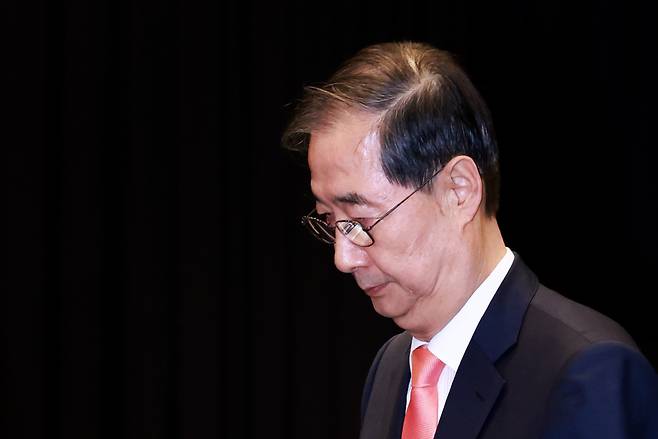 한덕수 대통령 권한대행 국무총리가 30일 서울 여의도 중소기업중앙회에서 열린 '중소기업 규제혁신 현장 소통 간담회'에서 참석자와 기념촬영을 위해 단상으로 향하고 있다. 연합뉴스