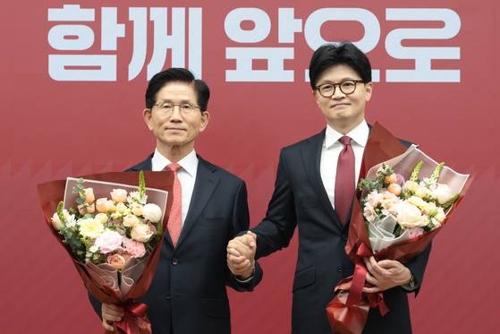 People Power Party (PPP) presidential primary candidates Kim Moon-soo, left, and Han Dong-hoon on April 25 in western Seoul [JOINT PRESS CORPS]