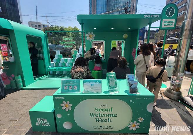 29일 서울 중구 명동 밀리오레 앞에 마련된 ‘2025 서울환대주간’ 서울여행 정류소에서 외국인 관광객들이 한국 전통 댕기머리 체험을 받고 있다. 김한나 기자