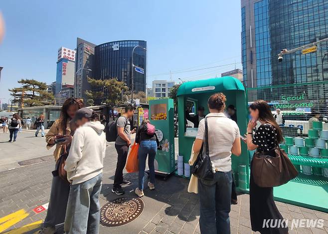 29일 서울 중구 명동 밀리오레 앞에 마련된 ‘2025 서울환대주간’ 서울여행 정류소에서 외국인 관광객들이 럭키드로우 이벤트를 하고 있다. 김한나 기자