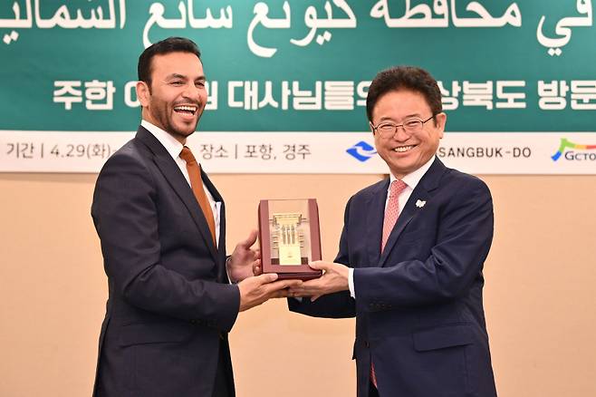 이철우 지사와 압둘라 사이프 알누아이미 주한 UAE대사가 기념품을 교환하고 있다. 경북도 제공.