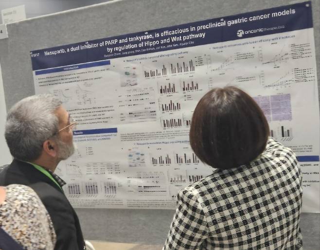 온코닉테라퓨틱스 연구원이 미국암연구학회(AACR) 2025에 참석해 포스터 발표를 진행하고 있다. 온코닉테라퓨틱스 제공