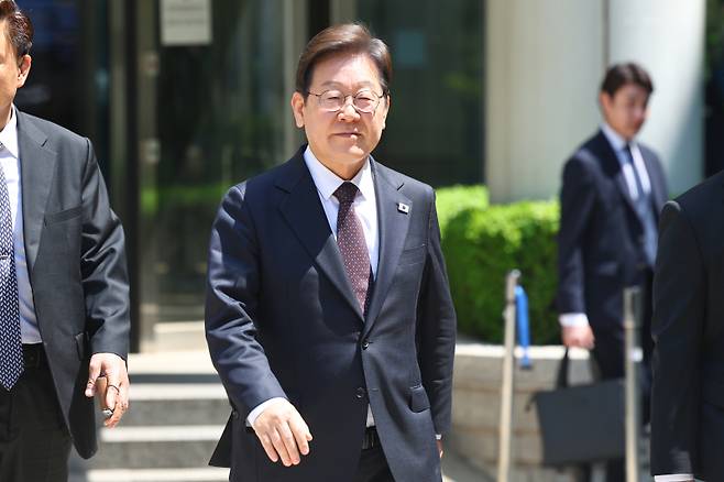 더불어민주당 이재명 대선 후보가 29일 서울 서초구 서울중앙지방법원에서 열린 '대장동 배임ㆍ성남FC 뇌물' 1심 속행 공판이 끝난 뒤 법원을 나서고 있다. 연합뉴스