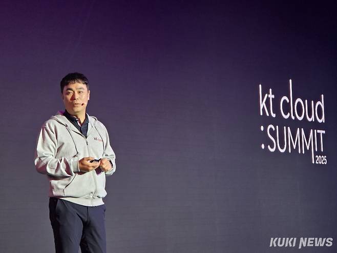 최지웅 KT클라우드 대표가 30일 서울 강남구 코엑스에서 열린 ‘KT클라우드 서밋 2025’을 통해 회사의 비전을 소개하고 있다. 정우진 기자