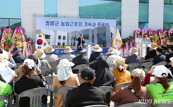 전형식 충남도 정무부지사가 30일 청양군 청남면 청소리에서 개최한 외국인 계절근로자 기숙사 준공식에서 근로자들의 생활환경 개선과 인권보호를 강조하고 있다.