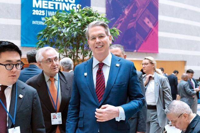 스콧 베선트 미국 재무장관이 지난 25일(현지시간) 워싱턴DC 국제통화기금(IMF) 본부에서 열린 IMF·세계은행 춘계 회의에 참석한 뒤 건물을 나서고 있다. 베선트 장관은 도널드 트럼프 대통령이 전 세계를 상대로 벌이는 관세전쟁의 사령탑 역할을 맡았다. AP연합뉴스