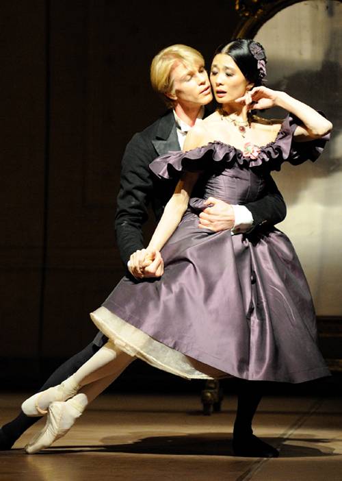 강수진 국립발레단장이 지난 2012년 타이틀롤을 맡은 독일 슈투트가르트 발레단의 ‘카멜리아 레이디’ 내한공연 장면. 이때 파트너로 출연한 마린 라드메이커는 이번 국립발레단 공연에 트레이너로 왔다.   (c)독일 슈투트가르트 발레단, 크레디아