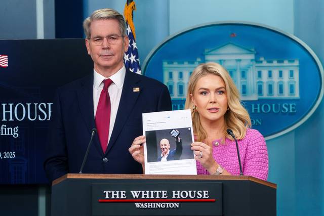 스콧 베선트 미국 재무장관과 함께 29일(현지시간) 백악관 브리핑에 나선 캐럴라인 레빗 대변인이 아마존 창업자 제프 베이조스 사진을 들고 아마존의 행태를 비판하고 있다. EPA연합뉴스