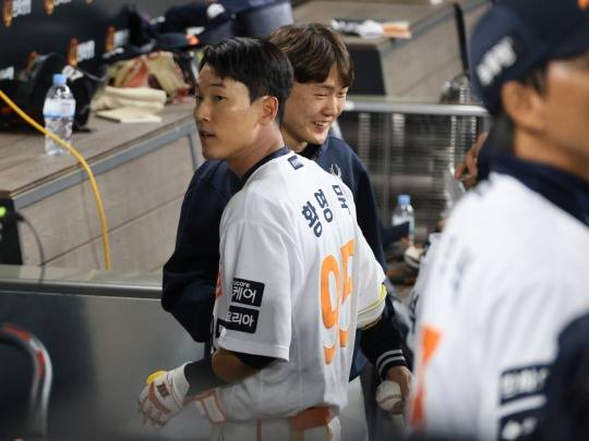 황영묵 홈런으로 한화 역전 /연합뉴스