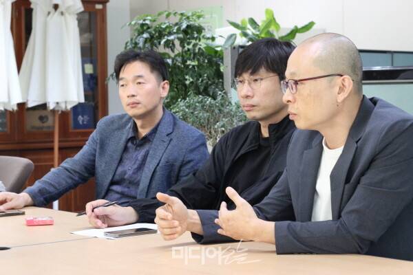 ▲ 신분을 드러낸 공익제보자들. 왼쪽부터 김준희, 지경규, 탁동삼. 지난해 4월 서울 목동 방송회관 18층 언론노조 방심위지부 사무실에서 미디어오늘과 인터뷰하고 있다. 사진=금준경 기자