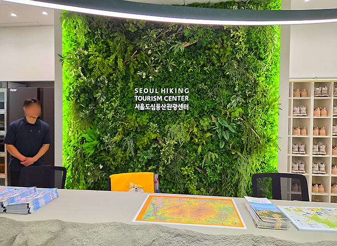 서울 등산관광센터 관악산점 내부 / 사진=김혜성 여행+ 기자