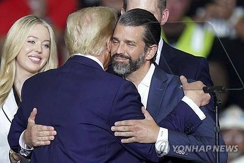 부친과 포옹하는 실세 트럼프 주니어. AP 연합