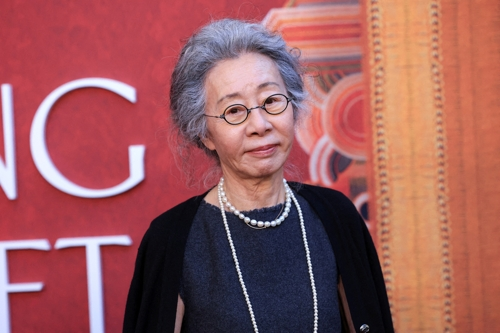 지난 14일 미국 로스앤젤레스에서 열린 ‘결혼 피로연’ 시사회 참석한 윤여정 [사진 출처 = 연합뉴스]