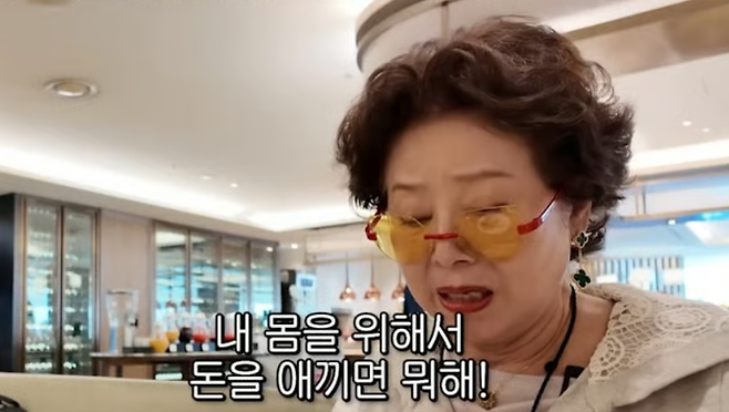 배우 선우용여가 호텔 뷔페에서 매일 아침 조식을 즐긴다며 자신의 식단을 공개하고 있다. [사진 출처 = ‘순풍 선우용여’ 캡처]