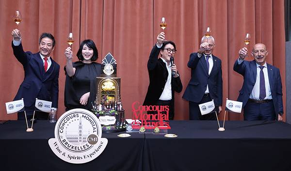 최근 강남구 청담동에 문을 연 CMB 익스피리언스의 오프닝 행사에서 관계자들이 건배 제의를 하고 있다. 왼쪽부터 한경훈 CMB 익스피리언스 운영대표, 홍미연 CMB 익스피리언스 기술대표, 장현우 CMB 익스피리언스 대표, 보두앙 아보 CMB 회장, 에밀리오 데필리피 세계와인양조가협회(UIOE) 회장.