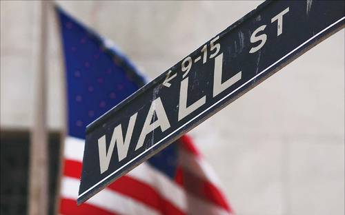 전문가들은 ‘창’보다 ‘방패’를 들어야 할 때라고 입을 모은다. 레버리지가 아닌 배당을 앞세워 투자해야 한다는 의미다. (AFP=연합뉴스)