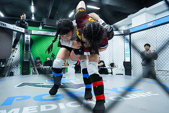 고유나가 ‘뽀빠이연합의원KMMA29대구’ 플라이급 경기에서 슈퍼스트로급 챔피언 오정은을 넘어뜨리고 있다. 사진=스탠다드앤드프로그레스 스포츠에이전시 제공