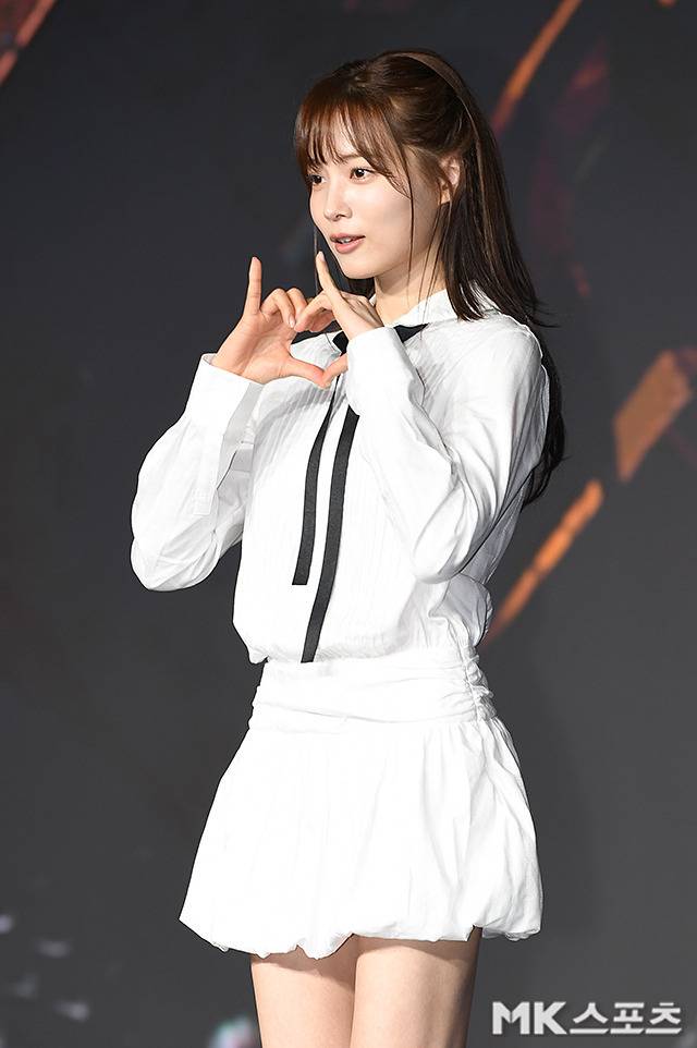 윤소희는 깔끔한 핀턱 디테일이 돋보이는 화이트 셔츠에 블랙 리본 타이를 포인트로 매치해 클래식한 소녀 감성을 연출했다. 사진=천정환 기자