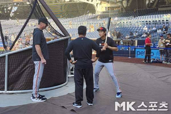 밥 멜빈 샌프란시스코 감독이 이정후와 대화를 나누고 있다. 사진(美 샌디에이고)= 김재호 특파원